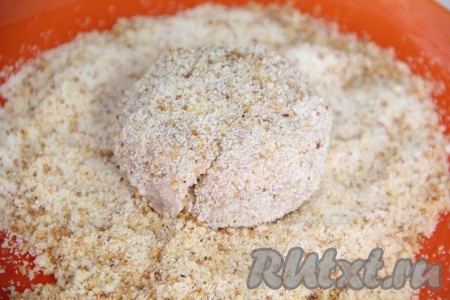 Обвалять котлеты в панировке.
