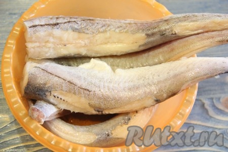  Если используете рыбу, то промыть её под проточной водой, срезать плавники и хвост.