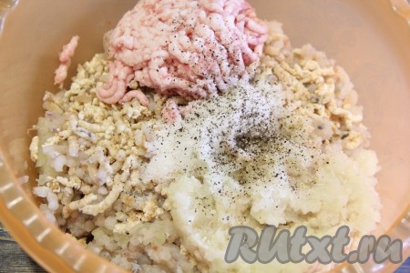 Добавить соль и молотый перец.