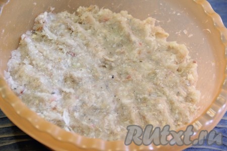 Хорошенечко вымесить рыбный фарш.
