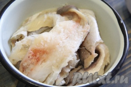  Затем отделить филе рыбы от костей.