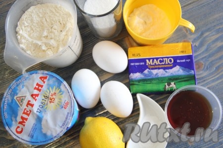 Подготовить продукты для приготовления кекса. Если мёд крупинками, лучше его растопить на водяной бане до жидкого состояния. Сметана подойдёт любой жирности. 

 