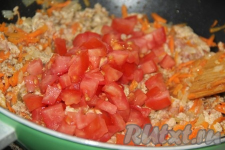 Добавить помидор в сковороду к фаршу и хорошо перемешать.