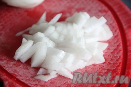Лук очистить и мелко нарезать.
