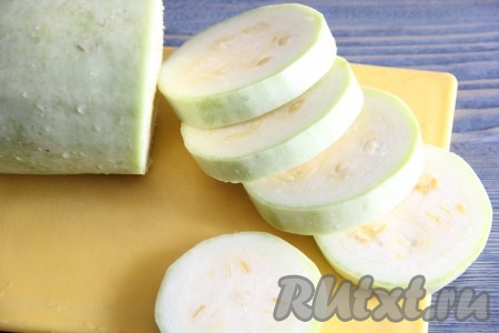 Кабачок вымыть (если кожура жёсткая, её нужно очистить). Нарезать кабачок на кружочки, толщиной примерно 2 см.