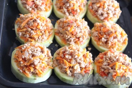 Выложить мясную начинку горочкой на кабачки.