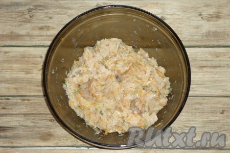 Куриный фарш хорошо перемешать и немного отбить, чтобы он стал вязким.&nbsp;
