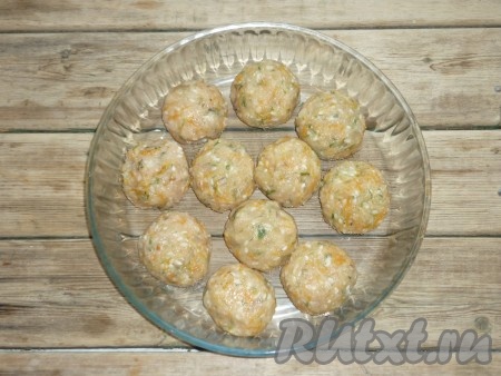 Смоченными в воде руками сформировать&nbsp;из куриного фарша небольшие шарики,&nbsp;по размеру с грецкий орех (или немного больше) и выложить в жаропрочную форму, пригодную для запекания в духовке.&nbsp;
