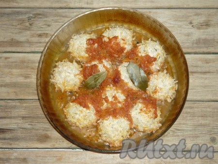 Накрыть форму с куриными шариками фольгой и отправить в разогретую до 180 градусов духовку на 45-50 минут.&nbsp;
