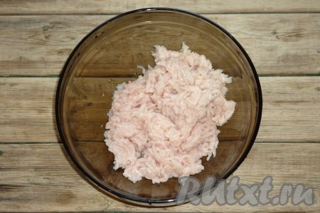 Куриное филе вымыть под холодной проточной водой, обсушить и нарезать на небольшие кусочки. Затем пропустить через мясорубку.&nbsp;
