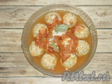 Залить в форму горячую воду, добавить лавровый лист, душистый перец, если нужно, досолить.
