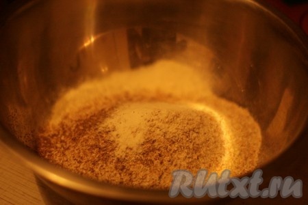 Смешать пшеничную муку, молотые овсяные хлопья, соль, кориандр в миске.