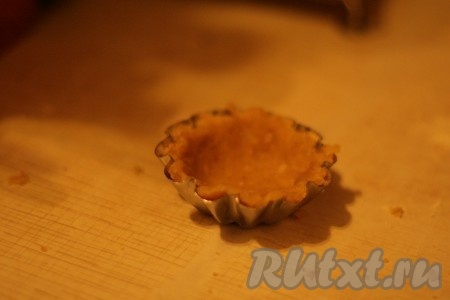 Выкладывать в железные формы для кексов. 