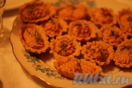 Я решила наполнить тарталетки тыквенным кремом. Тыкву отварить до мягкости. Грибы обжарить с мелко порезанными луком и чесноком. Пробить в блендере до кремообразного состояния отваренную тыквы, обжаренные грибы с луком и сыр, посолить по вкусу. И наполнить песочные тарталетки тыквенным кремом с помощью кондитерского мешка.&nbsp; Тарталетки с тыквой получаются очень вкусными.
