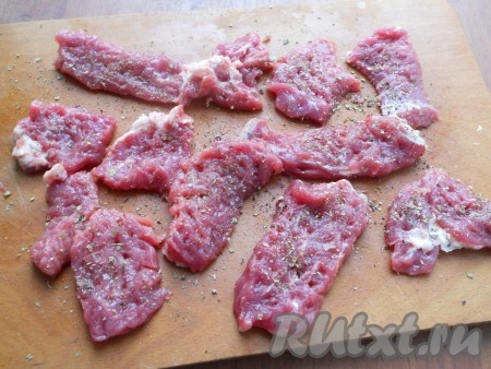 Говядину нарезать небольшими кусочками и немного отбить молоточком. Посыпать мясо специями и черным перцем.
