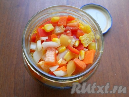 Салат перемешать и наполнить им простерилизованные баночки.
