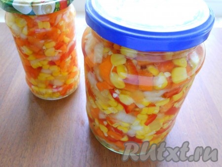 Залить салат кипятком, накрыть банки прокипяченными крышками и оставить на 15-20 минут.&nbsp;
