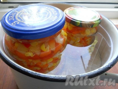 Далее воду слить в раковину, а салат залить кипящим маринадом. Для приготовления маринада вскипятить воду (500 мл) с солью и сахаром, дать покипеть 2-3 минуты и влить уксус. Накрыть банки крышками, поместить их в большую кастрюлю, дно которой застелить плотной салфеткой или полотенчиком, сложенным вдвое. В кастрюлю влить горячую воду, чтобы она была по плечики банок.
