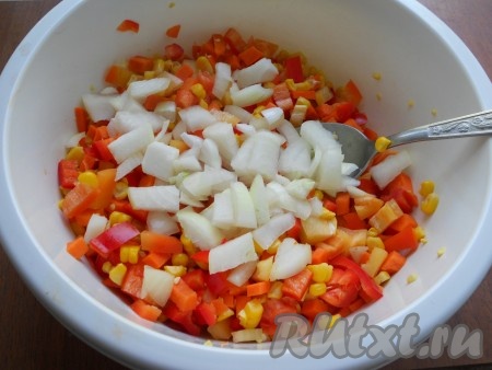 Сюда же добавить нарезанный кубиками репчатый лук.
