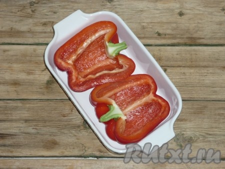 Очистить перец от семян и перепонок, хвостик можно оставить, так&nbsp;лодочки из перцев будут целее, начинка не будет вытекать.&nbsp;
