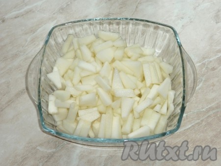 С дыни срезать кожицу и нарезать мякоть небольшими кусочками.&nbsp;
