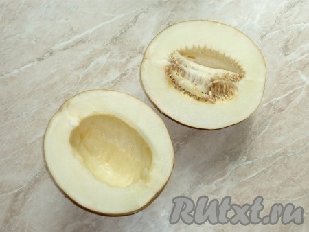Дыню хорошо вымыть под холодной проточной водой. Обсушить, разрезать пополам и удалить с помощью ложки косточки.&nbsp;
