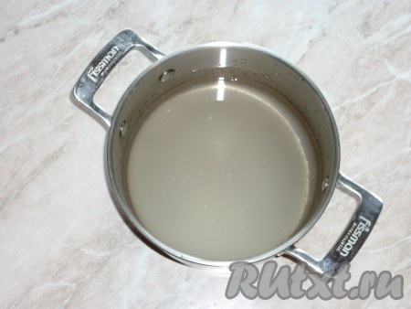 Затем жидкость из банок слить в кастрюлю, всыпать сахар и лимонную кислоту, отправить на огонь, довести до кипения и проварить до полного растворения кристаллов. 