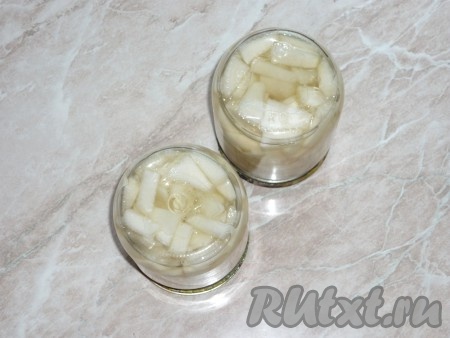 Перевернуть и укутать в тёплое одеяло до полного остывания. 