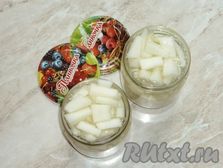 Залить их кипятком, накрыть крышками и оставить на 10 минут. 