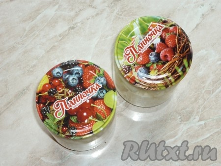 Количество воды нам понадобится столько, сколько влезет в банки, а это зависит насколько плотно они будут наполнены кусочками дыни.
