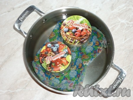 Разлить горячий сироп снова по банкам.&nbsp;На дно кастрюли, в которой будем стерилизовать банки с дыней в сиропе, положить сложенную вдвое-втрое ткань или полотенце, налить воду (вода должна будет доходить до "плечиков" банок, которые мы туда поставим). Поставить кастрюлю на огонь и нагреть воду, чтобы она стала тёплой. Поставить в кастрюлю банки, прикрыть металлическими крышками, которые предварительно нужно прокипятить. Довести воду в кастрюле до кипения и простерилизовать банки на среднем огне 5-7 минут (с момента закипания).
