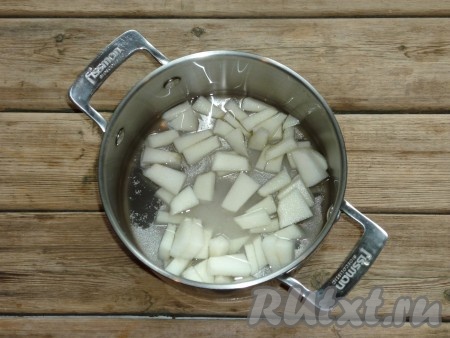 Дыню вымыть под холодной проточной водой, разрезать и удалить семена. Очистить дыню от кожицы. Очищенную мякоть дыни нарезать на небольшие кусочки, выложить в кастрюлю, залить 250 мл воды, всыпать сахар и лимонную кислоту (лимонную кислоту можно заменить на лимонный сок, который добавить в сироп по вкусу).&nbsp;
