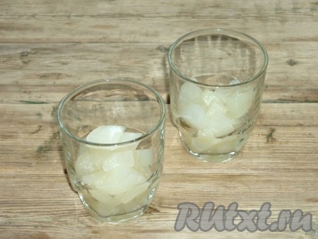 Разложить дыню по порционным стаканчикам. Из этого количества ингредиентов выходит две порции желе.&nbsp;
