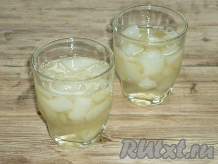 Дыню залить сиропом, в котором мы развели желатин. Стаканчики с желе отправить в холодильник на 1,5-2 часа.&nbsp;
