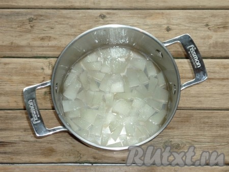 Отправить кастрюлю на огонь, довести до кипения, огонь уменьшить и проварить на небольшом огне 5-7 минут.&nbsp;
