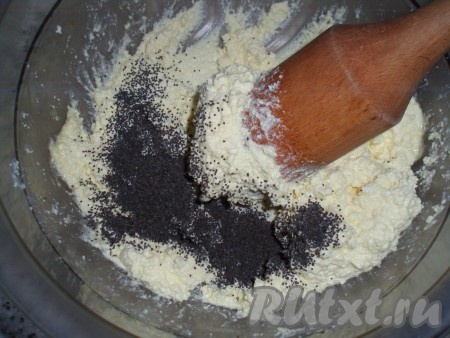 В творожную массу добавить мак.