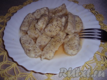 В кипящую подсоленную воду класть вареники и варить до готовности (примерно 3 минуты после того, как вареники всплывут). Подать ленивые вареники с маком горячими, добавив кусочек сливочного масла и полив жидким медом.