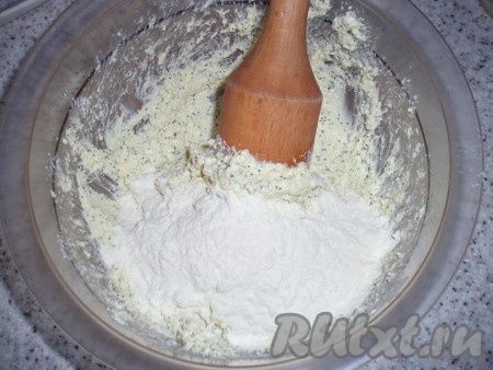 Затем всыпать крахмал, муку и замесить тесто.