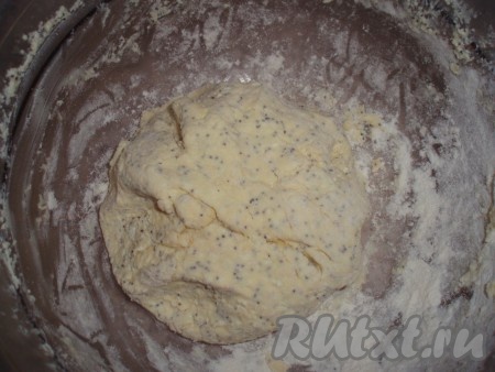 Муки может понадобиться больше или меньше, в зависимости от ее качества. Должно получиться не липнущее к рукам тесто.
