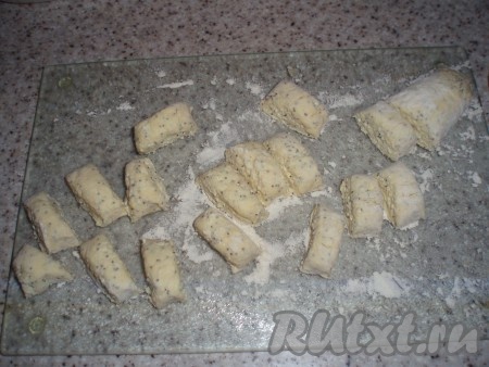 Разделочную доску припорошить мукой. Из приготовленного теста скатать колбаску, нарезать кусочками.
