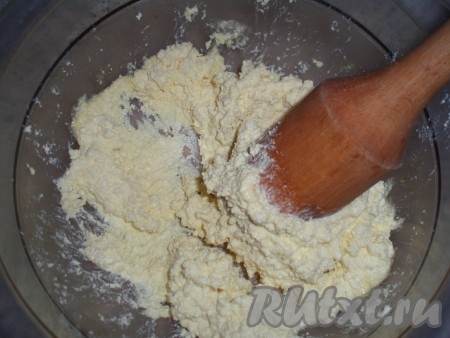 Добавить творог и тщательно растереть, если творог неоднородный.