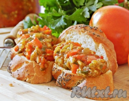 Вкусная, ароматная икра из баклажанов, помидоров и перца готова.
