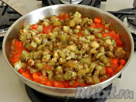 Затем добавить баклажаны, перемешать, накрыть крышкой и готовить еще 15-20 минут.