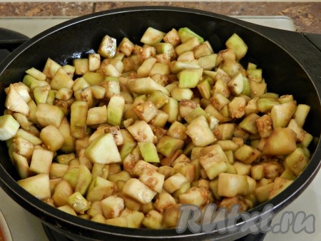 Баклажаны обжарить на растительном масле на другой сковороде до легкого золотистого цвета, не забывая иногда перемешивать.
