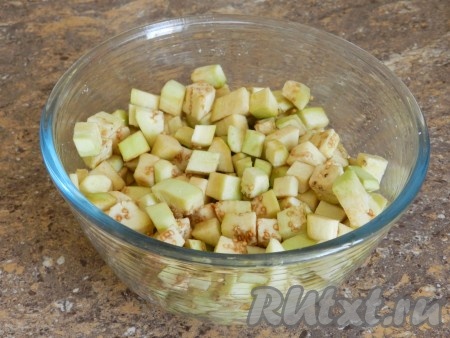 Очищенные от кожицы баклажаны нарезать небольшими кубиками, сложить в миску, посыпать солью, перемешать и оставить на 20 минут. Затем промыть и откинуть на дуршлаг, чтобы стекла вода.
