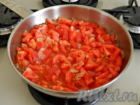 Поставить на медленный огонь и тушить до испарения почти всей жидкости, 20-30 минут (в зависимости от сочности помидоров), иногда перемешивая.
