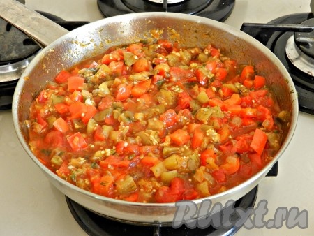 Готовую икру из баклажанов, помидоров и перца остудить и можно подавать. Я приготовила небольшое количество икры, не для консервирования, у меня получилось около пол-литра готового продукта. Если вы хотите закрыть такую икру на зиму, увеличьте количество ингредиентов пропорционально. Горячей разложите икру по простерилизованным банкам, закрутите прокипяченными крышками и уберите под одеяло до полного остывания.
