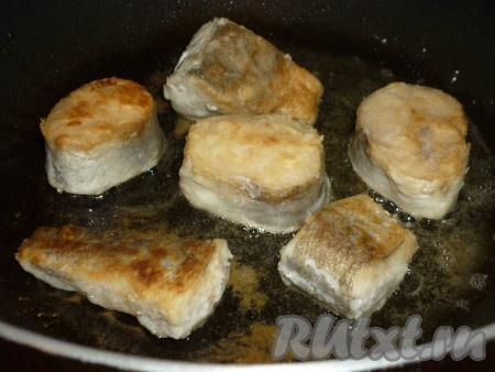 Обжарить рыбу на среднем огне до золотистой корочки с двух сторон.&nbsp;Обжаренную рыбу сложить в кастрюлю.