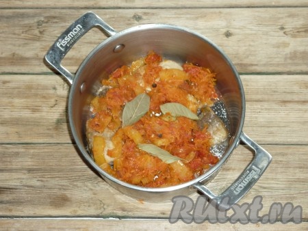 Выложить обжаренные овощи в кастрюлю на кусочки рыбы. Добавить лавровые листья и чёрный перец горошком.&nbsp;