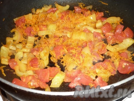 Следом добавить нарезанные на небольшие кубики помидоры (с помидоров предварительно надо снять кожицу). Готовить овощи 7-10 минут на небольшом огне, периодически помешивая. Овощи посолить, поперчить, если помидоры кислые - добавить немного сахара.&nbsp;